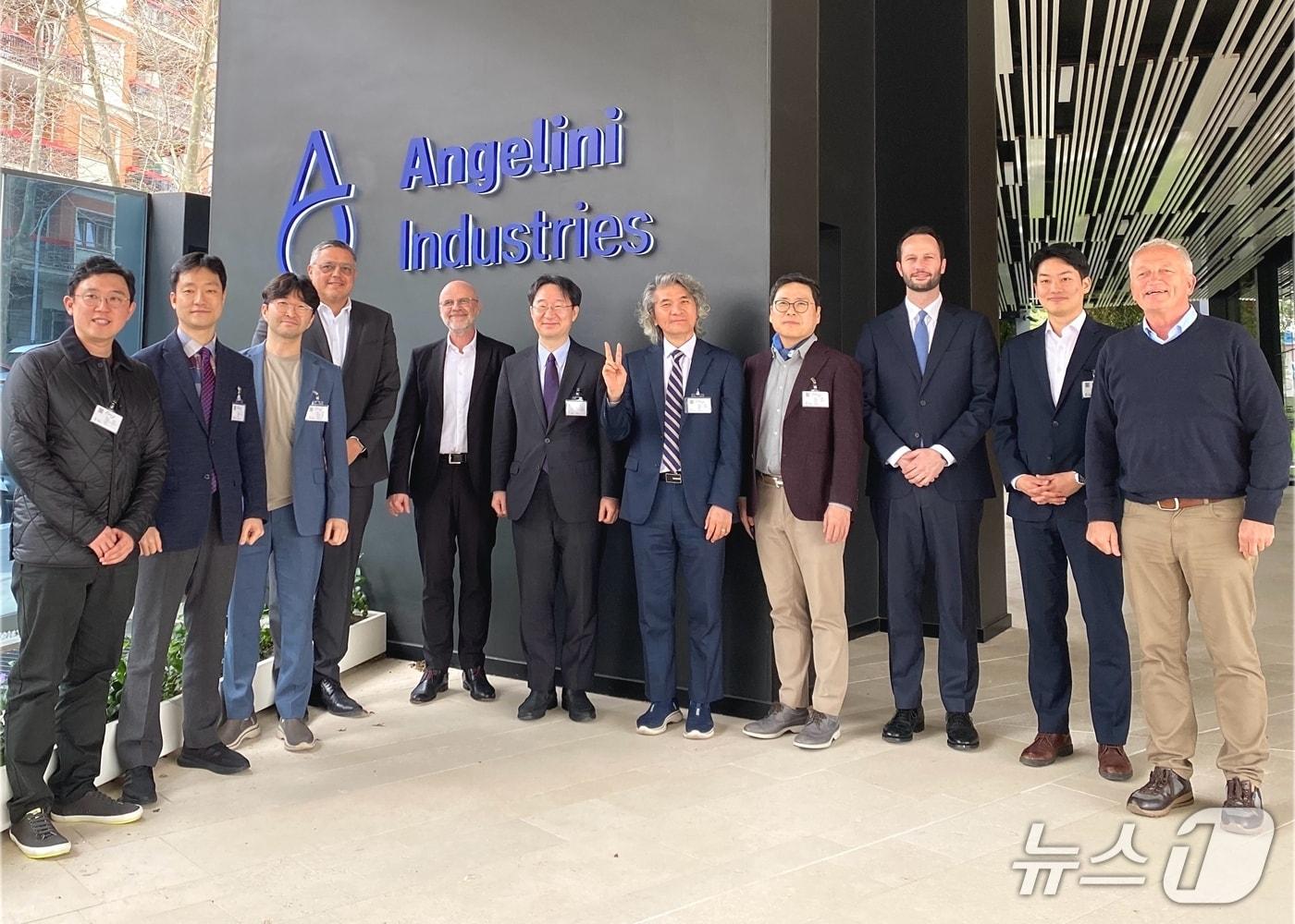 본문 이미지 - 이탈리아 로마 안젤리니파마에서 방문단이 관계자들과 기념사진을 촬영하고 있다.(특구재단 제공) /뉴스1