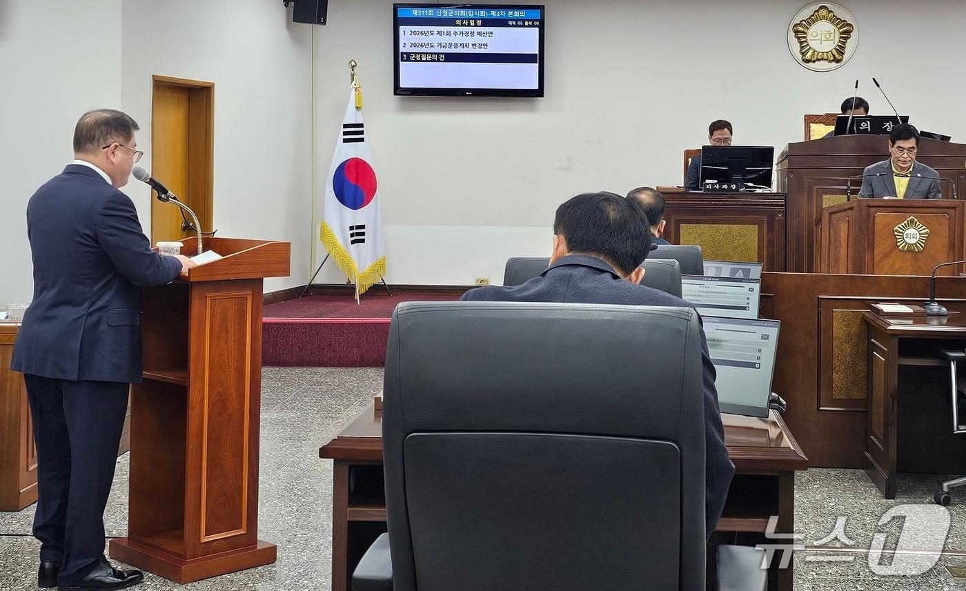 본문 이미지 - 안천원 산청군의원(오른쪽)이 3일 군의회에서 열린 임시회 본회의에세 이승화 군수(왼쪽)에게 군정 질의를 하고 있다. 2026.3.3/뉴스1 한송학기자