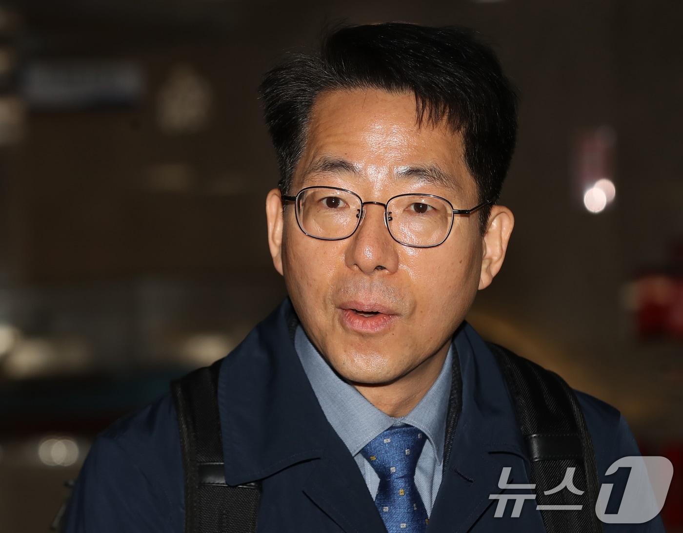 본문 이미지 - 황종우 해양수산부 장관 후보자가 3일 오전 부산 중구 부산항만공사에 마련된 인사청문회 준비 사무실로 첫 출근하며 소감을 밝히고 있다. 2026.3.3 ⓒ 뉴스1 윤일지 기자