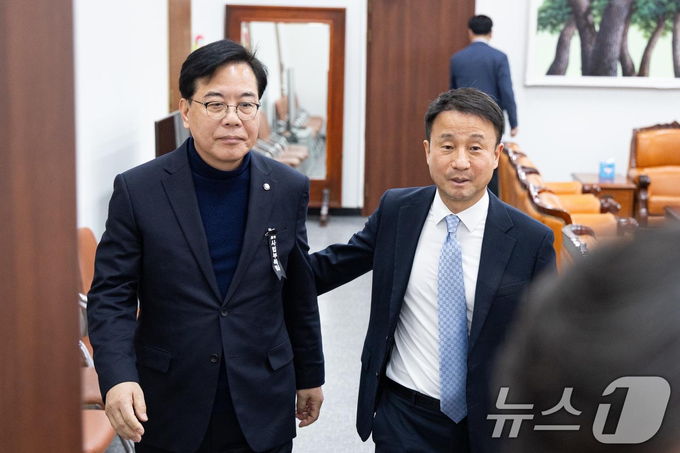 본문 이미지 - 더불어민주당 한병도(오른쪽), 국민의힘 송언석 원내대표가 3일 서울 여의도 국회 운영위원장실에서 만나 이동하고 있다. 2026.3.3 ⓒ 뉴스1 유승관 기자