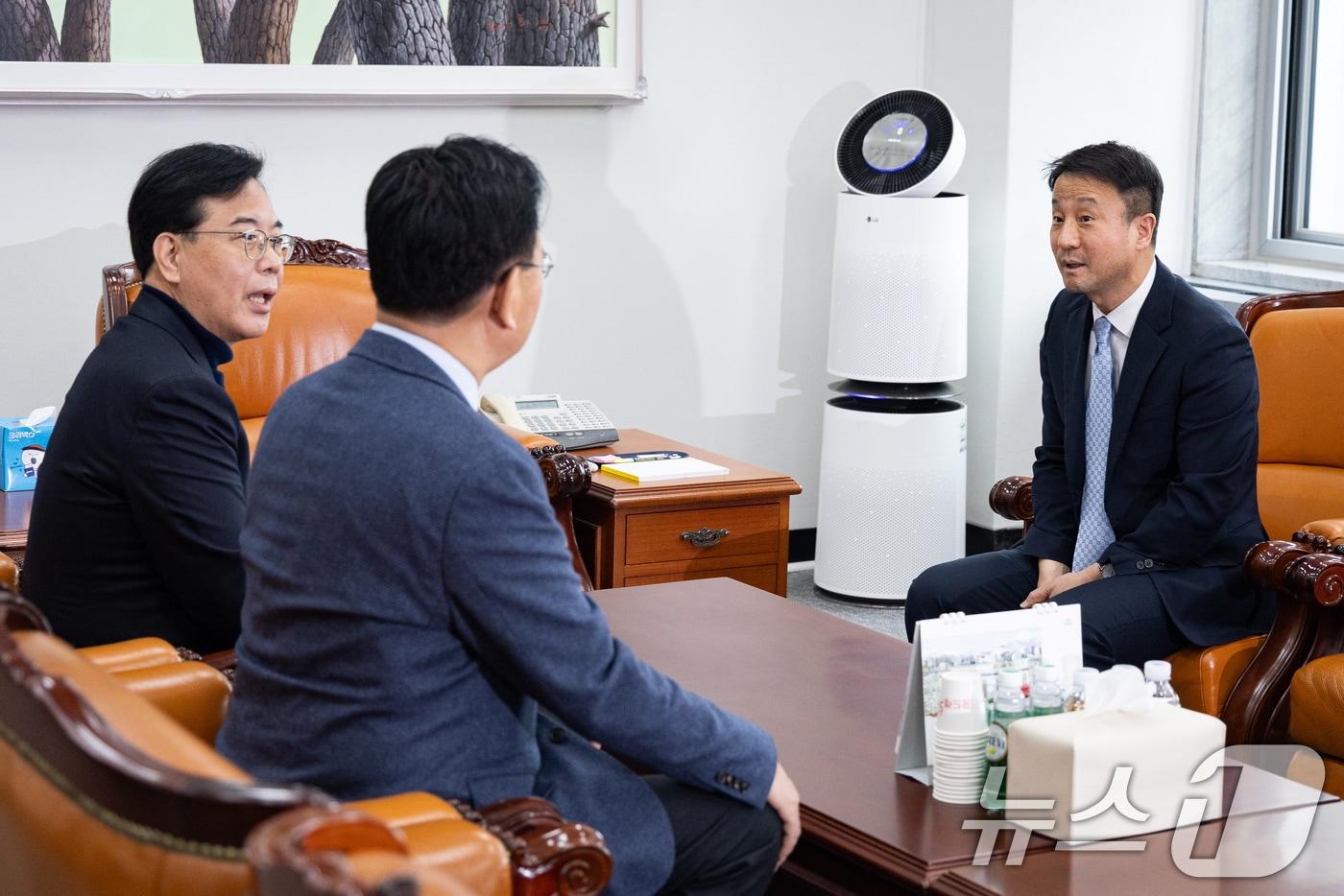 본문 이미지 - 더불어민주당 한병도(오른쪽), 국민의힘 송언석 원내대표가 3일 서울 여의도 국회 운영위원장실에서 만나 대화하고 있다. 왼쪽 두 번째는 유상범 국민의힘 원내운영수석부대표. 2026.3.3 ⓒ 뉴스1 유승관 기자