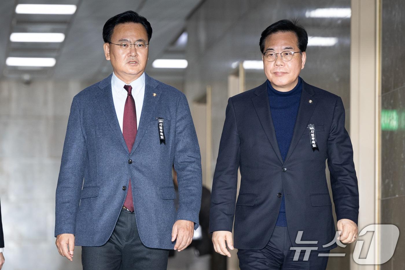 본문 이미지 - 송언석 국민의힘 원내대표가 지난 3일 서울 여의도 국회에서 여야 원내대표 회동을 위해 운영위원장실로 들어서고 있다. 왼쪽은 유상범 국민의힘 원내운영수석부대표. 2026.3.3 ⓒ 뉴스1 유승관 기자
