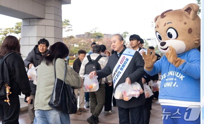 본문 이미지 - 양오봉 전북대 총장이 2026학년도 첫 등교일인 3일 오전, 새학기를 시작하는 학생들을 격려하기 위한 간식 나눔행사를 가졌다.(전북대 제공, 재판매 및 DB 금지)/뉴스1