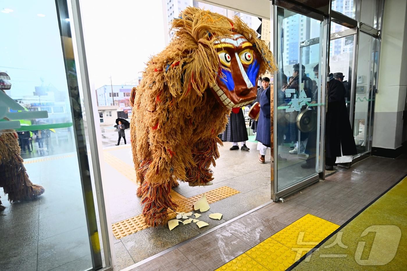 본문 이미지 - 정월대보름인 3일 오전 강원 속초시청에서 속초사자놀이보존회에서 주관한 '2026 정월대보름 지신밟기' 행사가 열리고 있다.(속초시 제공, 재판매 및 DB 금지) 