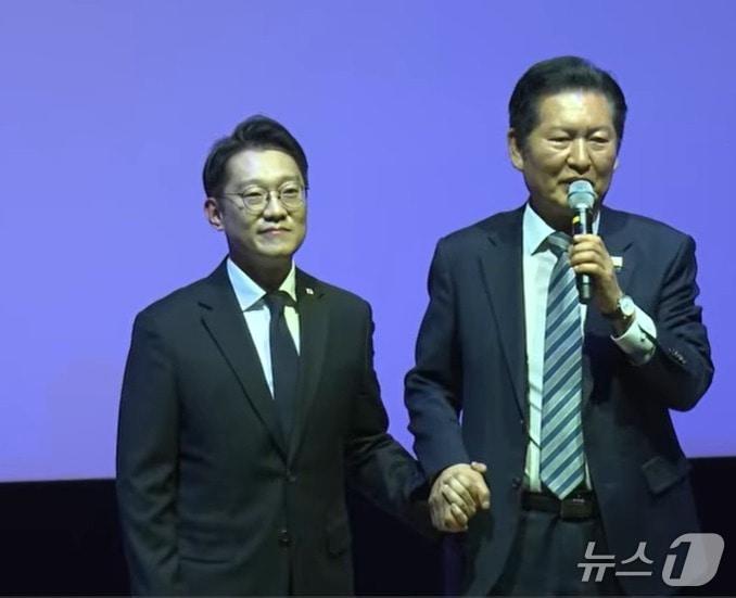 본문 이미지 -  지난 2일 오후 경인교대에서 열린 김남준 전 청와대 대변인 출판기념회에 참석한 정청래 민주당 대표가 축사를 마친 뒤 김 전 대변인을 단상으로 불러 올려 덕담을 하고 있는 모습. (오마이TV 유튜브 갈무리) ⓒ 뉴스1