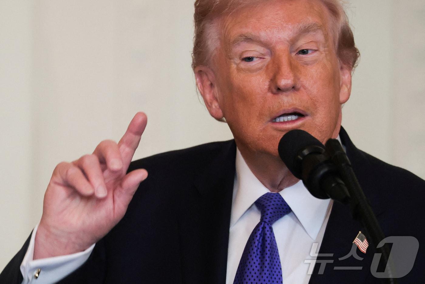 본문 이미지 - 도널드 트럼프 미국 대통령이 2일(현지시간). 백악관에서 열린 명예훈장 수여식에 참석했다. 2026.03.02 ⓒ 로이터=뉴스1