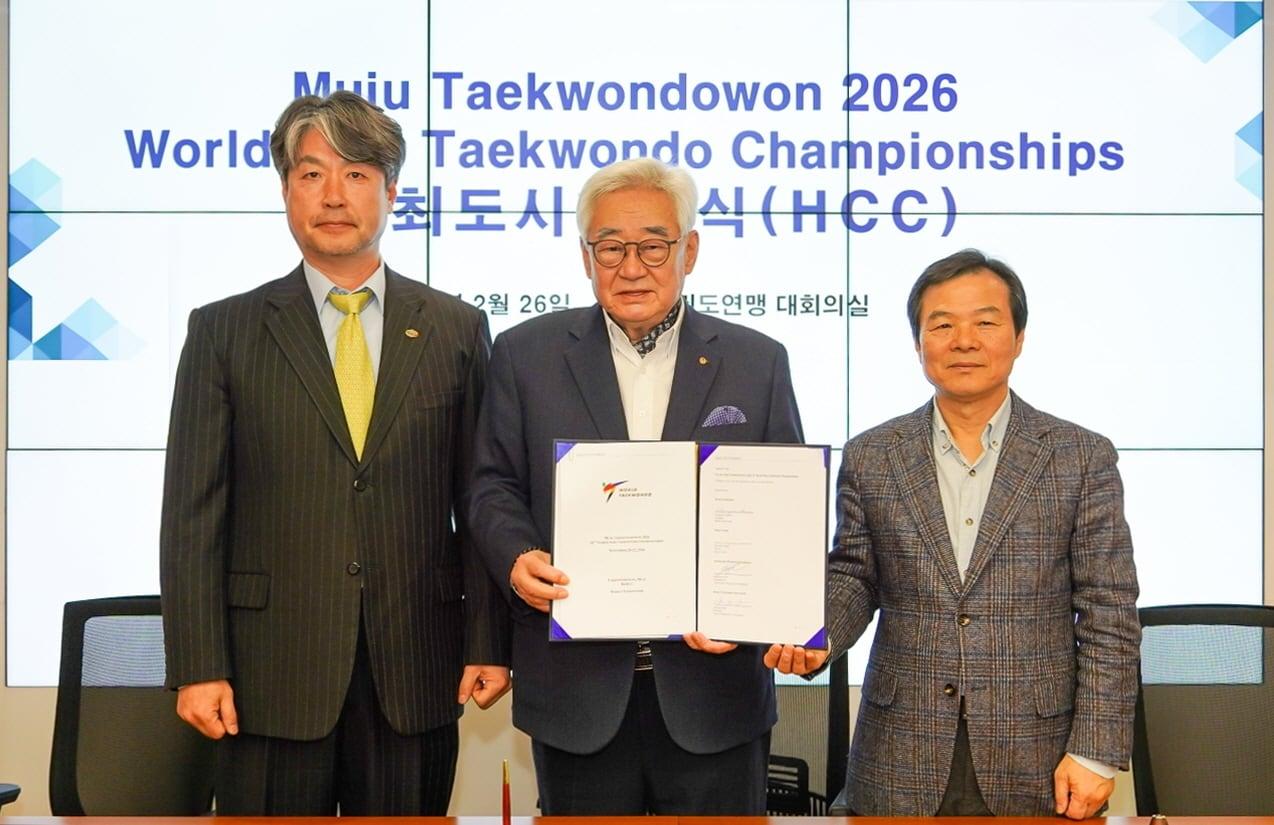 본문 이미지 - 무주 태권도원에서 오는 11월 세계파라태권도선수권대회가 열린다. 개최 도시 협약식에 참석한 김중헌 태권도진흥재단 이사장, 조정원 세계태권도연맹 총재, 양진방대한태권도협회 회장(좌측부터/태권도진흥재단 제공)