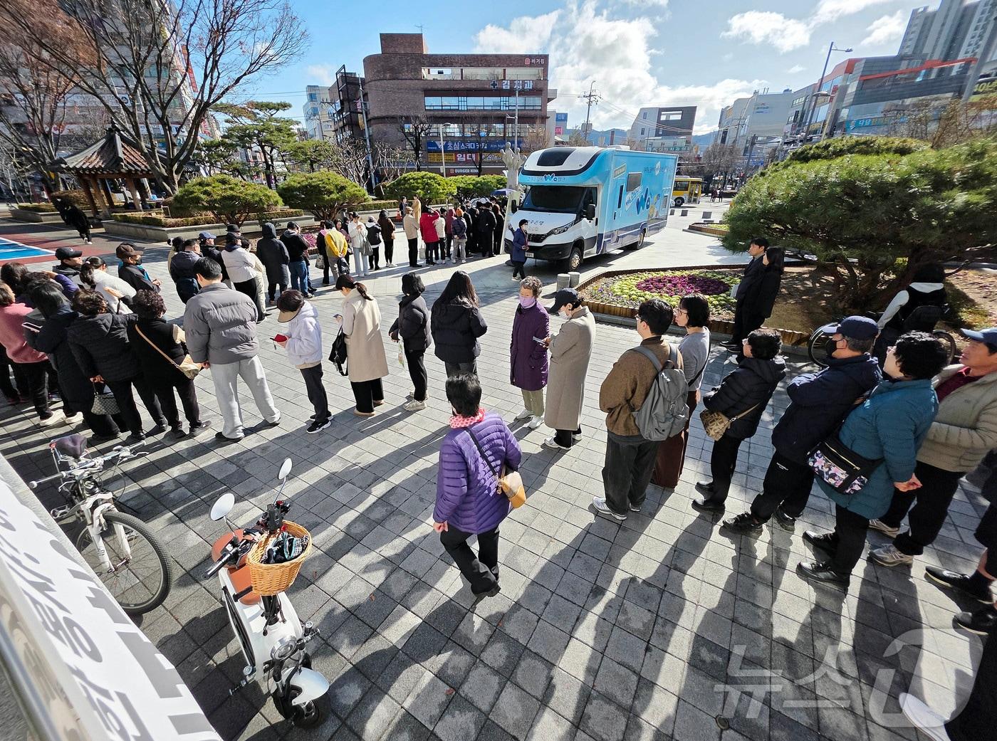 본문 이미지 - 광주 북구 지역화폐 부끄머니 발행이 시작된 3일 오전 광주 북구청 광장에 주민들이 부끄머니를 발급 받기 위해 광주은행 출장버스 앞에 대기하고 있다.(광주 북구 제공. 재판매 및 DB 금지) 2026.3.3 