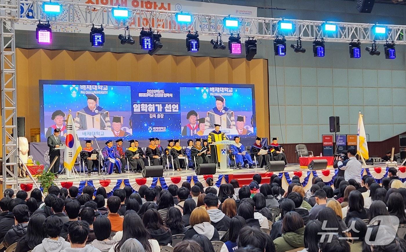 본문 이미지 - 김욱 총장이 입학허가 선언을 하고 있다. (배재대 제공.재판매 및 DB금지)/뉴스1