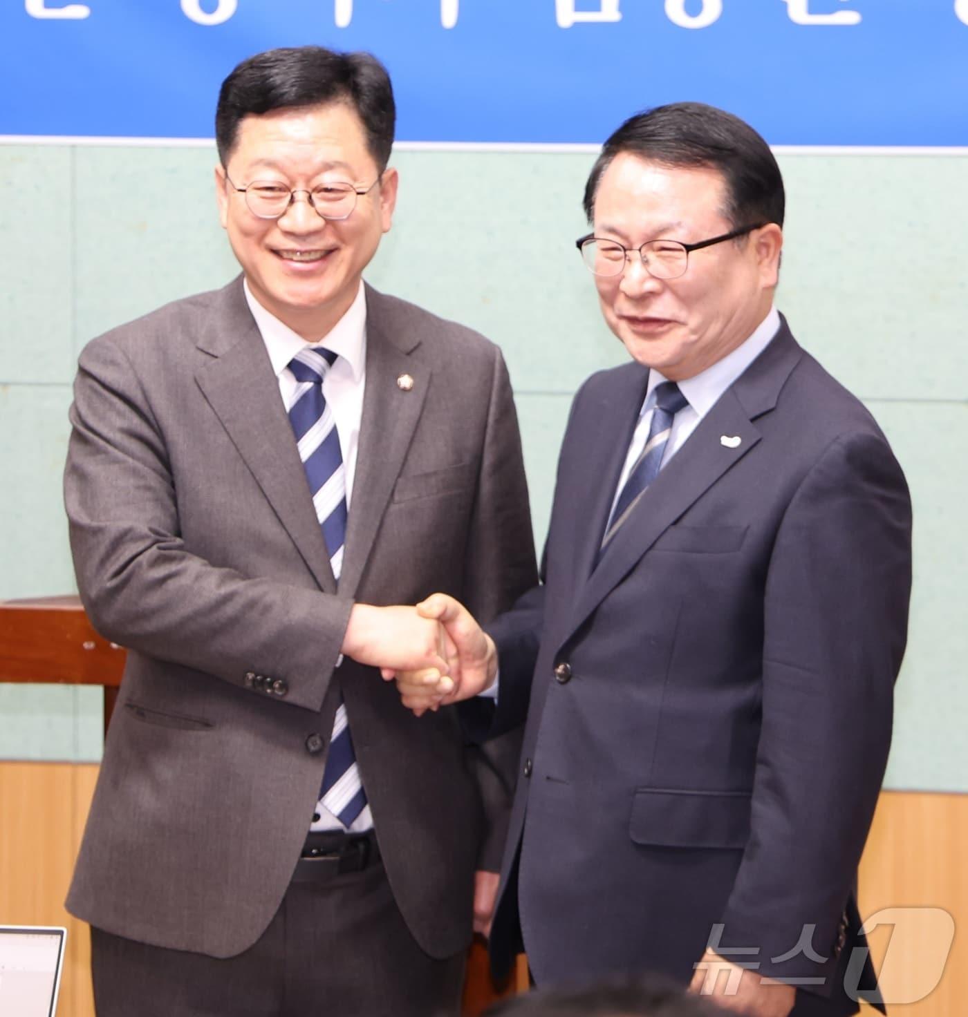 본문 이미지 - 안호영 더불어민주당 국회의원(왼쪽)이 3인 전북 전주시 전북특별자치도의회에서 전북도지사 선거 불출마 의사를 밝힌 정헌율 익산시장과 정책연대 선언을 하고 손을 맞잡고 있다. ⓒ 뉴스1 유경석 기자