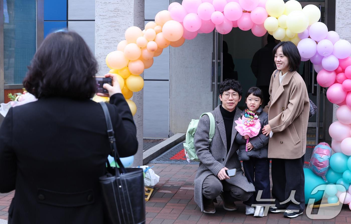 본문 이미지 - 3일 서울 서초구 원촌초등학교에서 열린 2026학년도 입학식에서 학부모와 신입생이 기념촬영을 하고 있다. 2026.3.3 ⓒ 뉴스1 김성진 기자