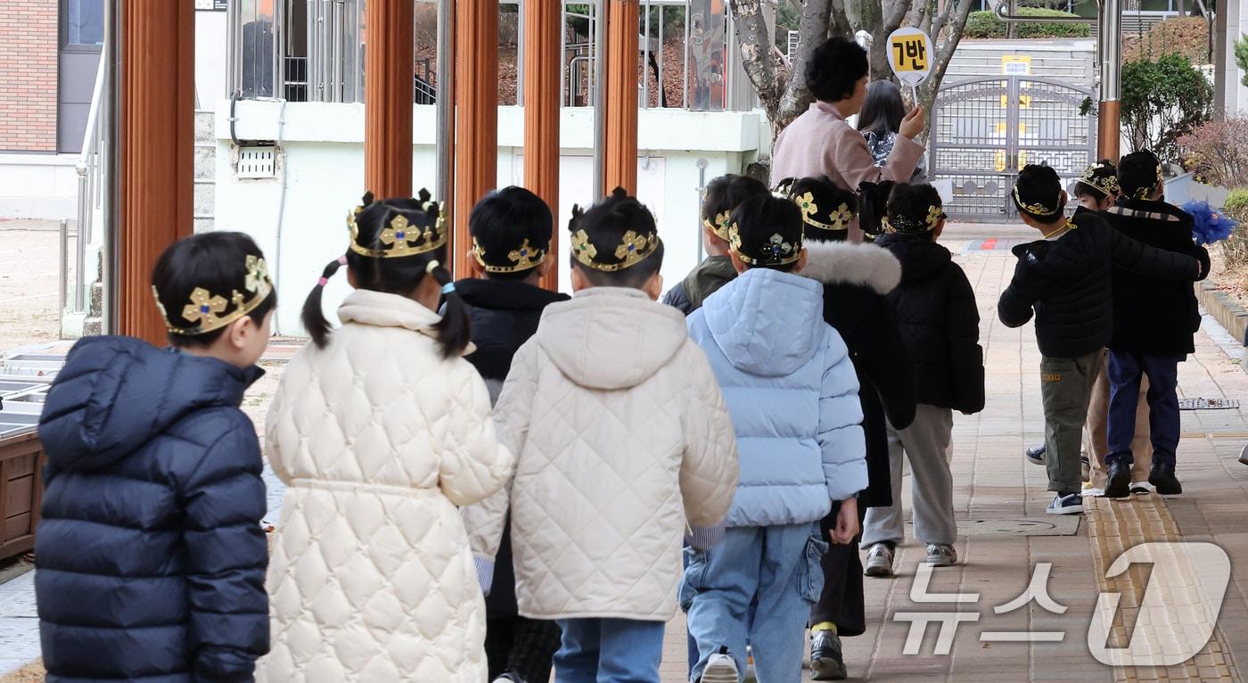 본문 이미지 - 서울 서초구 원촌초등학교에서 입학식을 마친 신입생들이 교실로 향하고 있다. 2026.3.3 (사진은 기사 내용과 무관함) / ⓒ 뉴스1 김성진 기자