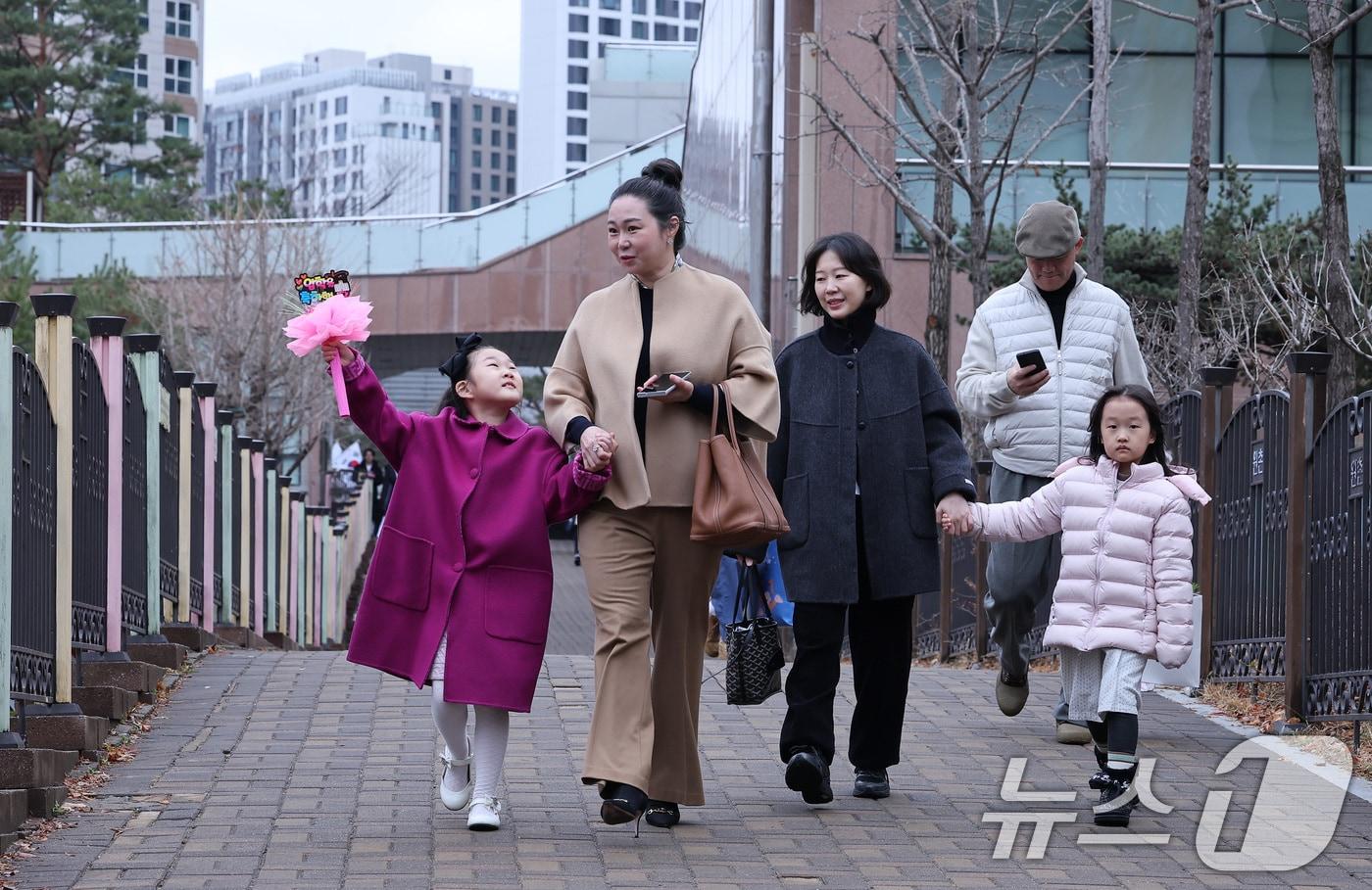 본문 이미지 - 지난 3월 서울 서초구 원촌초등학교에서 신입생들이 2026학년도 입학식에 참석하기 위해 첫 등교를 하고 있다.ⓒ 뉴스1 김성진 기자