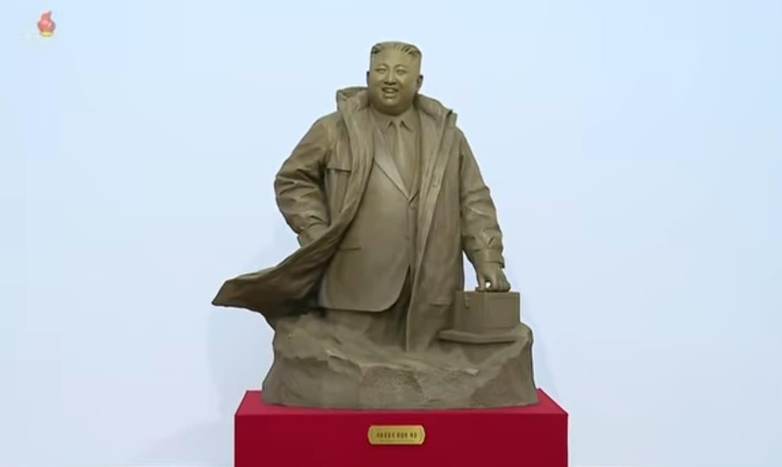 본문 이미지 - 지난달 28일 조선중앙TV가 방영한 노동당 9차 대회 기념 '국가도서 및 미술전람회' 개최 보도 영상에 공개된  김정은의 단독 동상 (조선중앙TV 갈무리)
