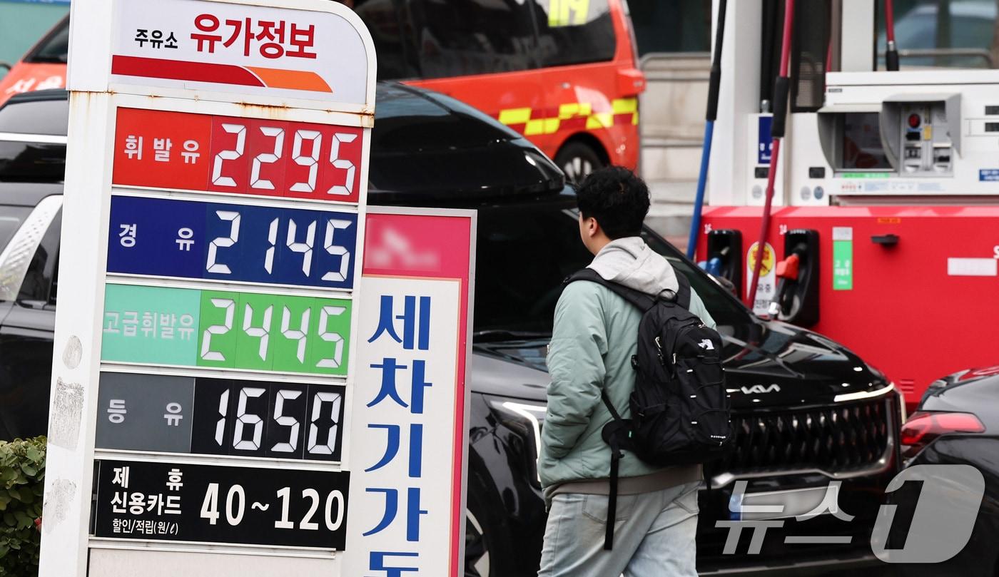 본문 이미지 - 이란혁명수비대가 호르무즈 해협을 봉쇄를 선언하는 등 중동 분쟁 격화로 국제 유가가 급등하고 있는 3일 서울 시내 한 주유소에 휘발유·경유 가격이 표시되어 있다. 2일(현지시간) 4월 인도분 서부텍사스산 원유(WTI) 가격은 전장 대비 6.28% 급등한 배럴당 71.23달러에, 5월 인도분 브렌트유 가격은 6.7% 급등한 베럴당 77.74달러에 장을 마쳤다. 2026.3.3 ⓒ 뉴스1 최지환 기자