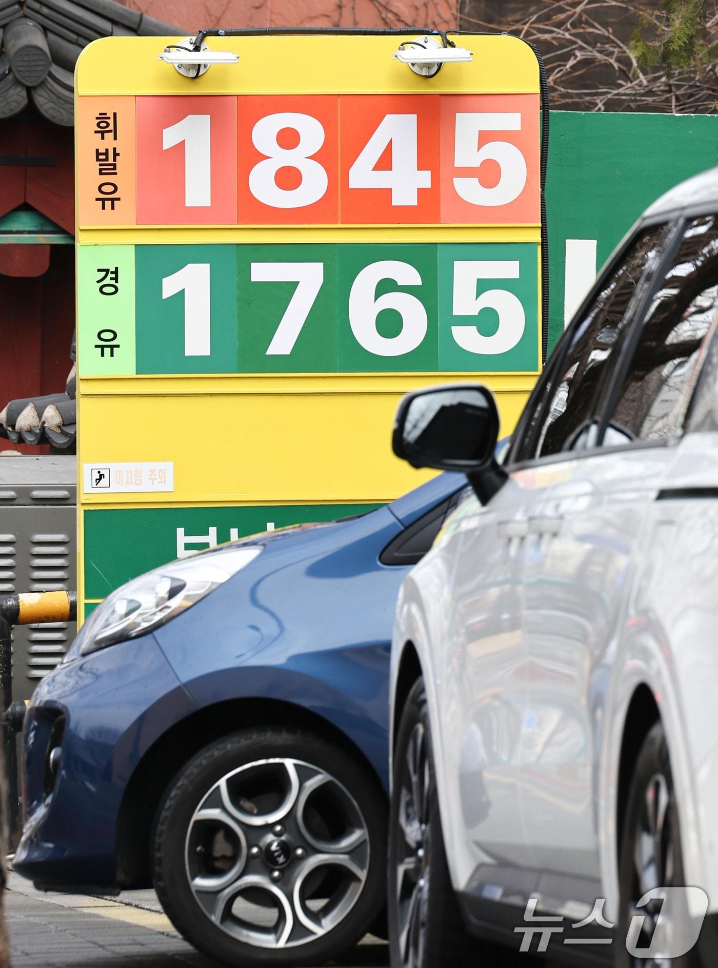 본문 이미지 - 이란혁명수비대가 호르무즈 해협을 봉쇄를 선언하는 등 중동 분쟁 격화로 국제 유가가 급등하고 있는 3일 서울 시내 한 주유소에 휘발유·경유 가격이 표시되어 있다. 2일(현지시간) 4월 인도분 서부텍사스산 원유(WTI) 가격은 전장 대비 6.28% 급등한 배럴당 71.23달러에, 5월 인도분 브렌트유 가격은 6.7% 급등한 베럴당 77.74달러에 장을 마쳤다. 2026.3.3 ⓒ 뉴스1 최지환 기자