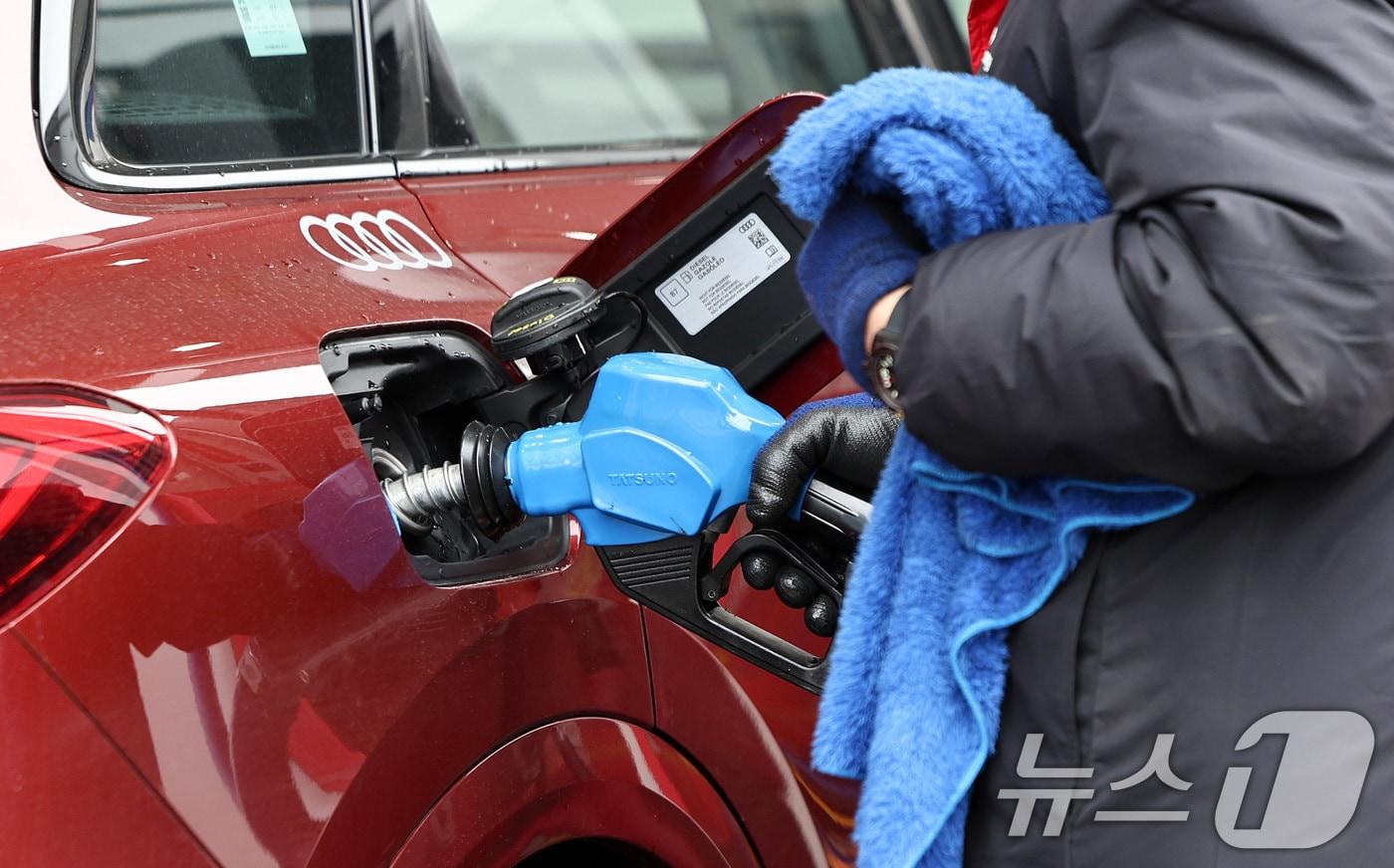 본문 이미지 - 3일 서울 시내 한 주유소에 직원이 주유하고 있다. 2026.3.3 ⓒ 뉴스1 최지환 기자