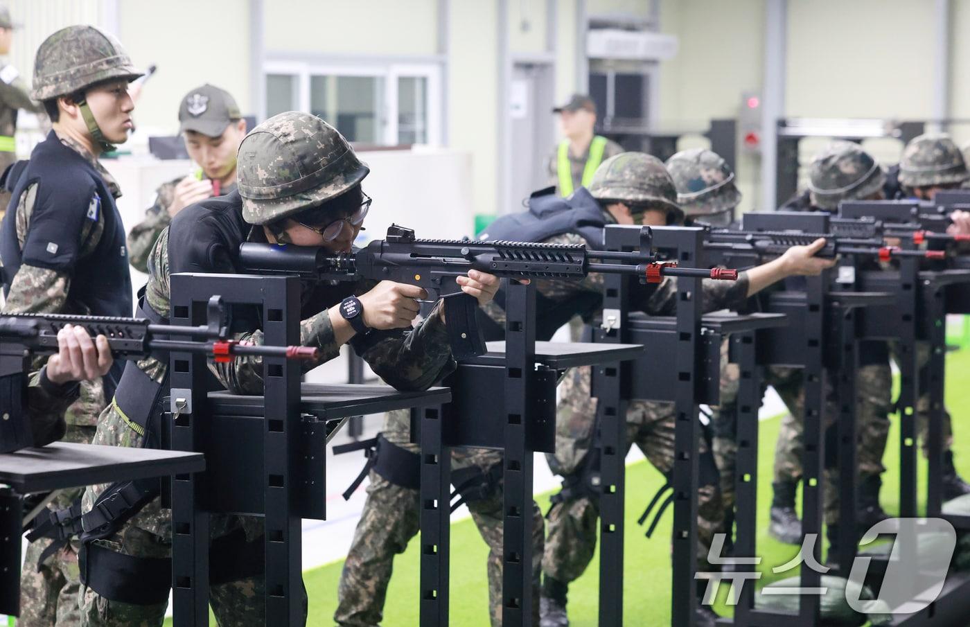 본문 이미지 - 경기 평택시 평택·오산과학화예비군훈련장에서 예비군들이 영상모의 사격 훈련을 하고 있다. 2026.3.3 ⓒ 뉴스1 이호윤 기자