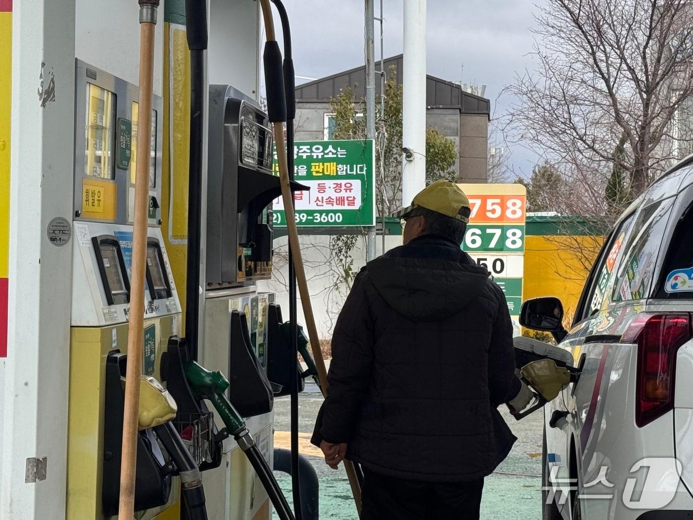 본문 이미지 - 3일 울산 북구의 한 주유소에서 시민이 차에 연료를 넣고 있다.2026.3.3/뉴스1ⓒ 뉴스1 김세은 기자