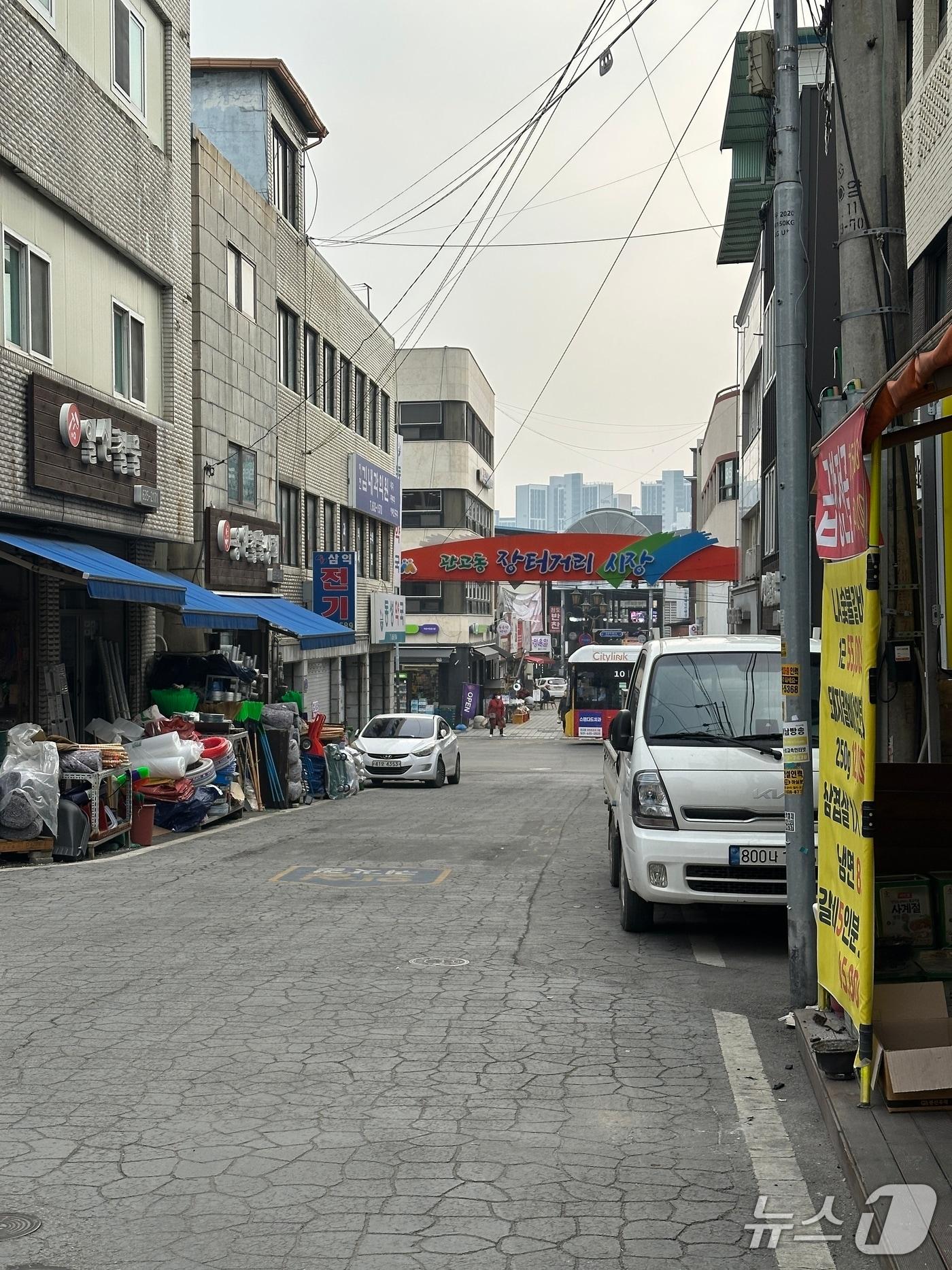 본문 이미지 - 공목형상점가로 지정된 장터거리시장 일원 모습.(이천시 제공)