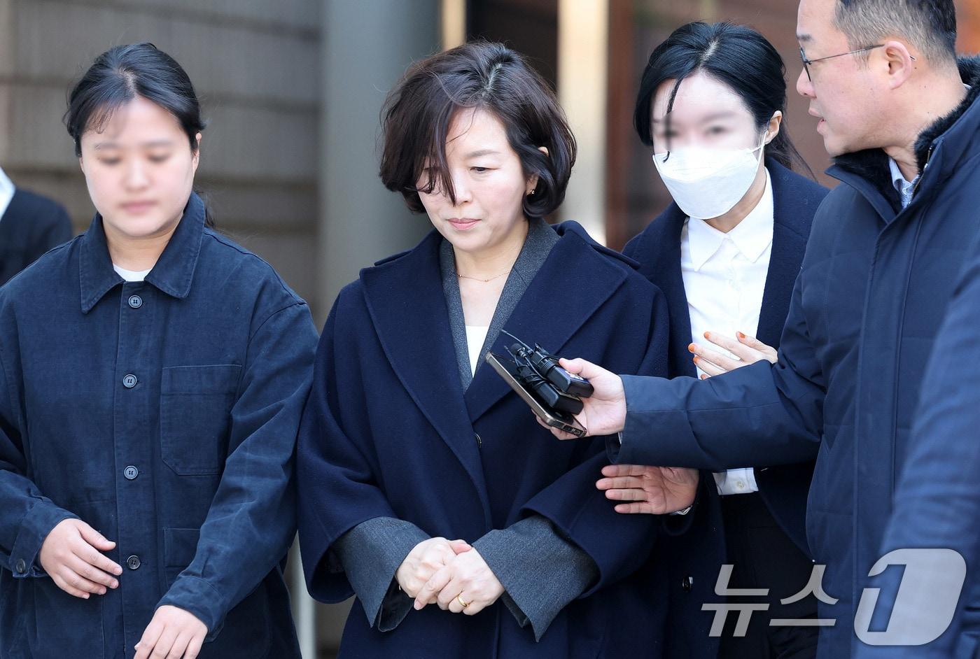 본문 이미지 - '1억 공천헌금' 의혹을 받는 김경 전 서울시의원이 3일 서울 서초구 중앙지법에서 열린 구속 전 피의자 심문을 마친 뒤 법정을 나서고 있다. 2026.3.3 ⓒ 뉴스1 박지혜 기자