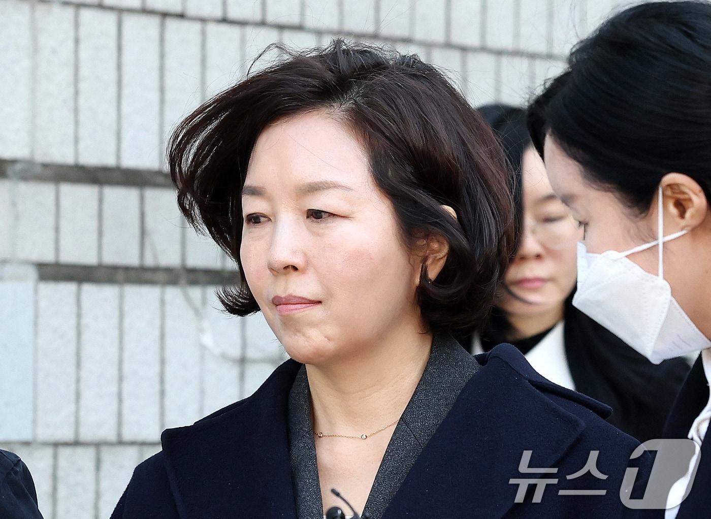 본문 이미지 - '1억 공천헌금' 의혹을 받는 김경 전 서울시의원이 3일 서울 서초구 중앙지법에서 열린 구속 전 피의자 심문을 마친 뒤 법정을 나서고 있다. 2026.3.3 ⓒ 뉴스1 박지혜 기자