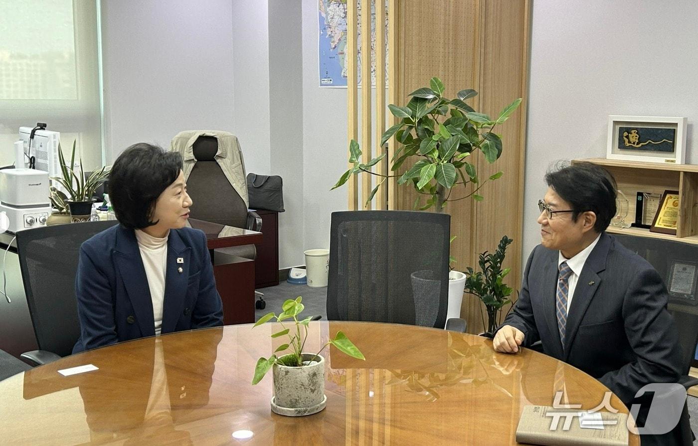 본문 이미지 - 송옥주 국회의원과 우희종 한국마사회장은 면담을 갖고 국내 경마산업에 대한 인식 개선과 말산업 육성, 그리고 과천 경마잔 이전과 관련한 현안 등에 대해 대화를 나누고 있다.(송 의원실 제공) 