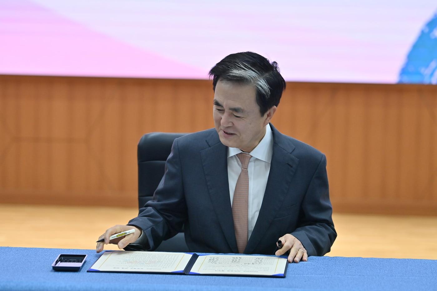 본문 이미지 - 김태흠 지사가 직무성과 계약서에 서명을 하고 있다.(도 제공. 재판매 및 DB금지)/뉴스1