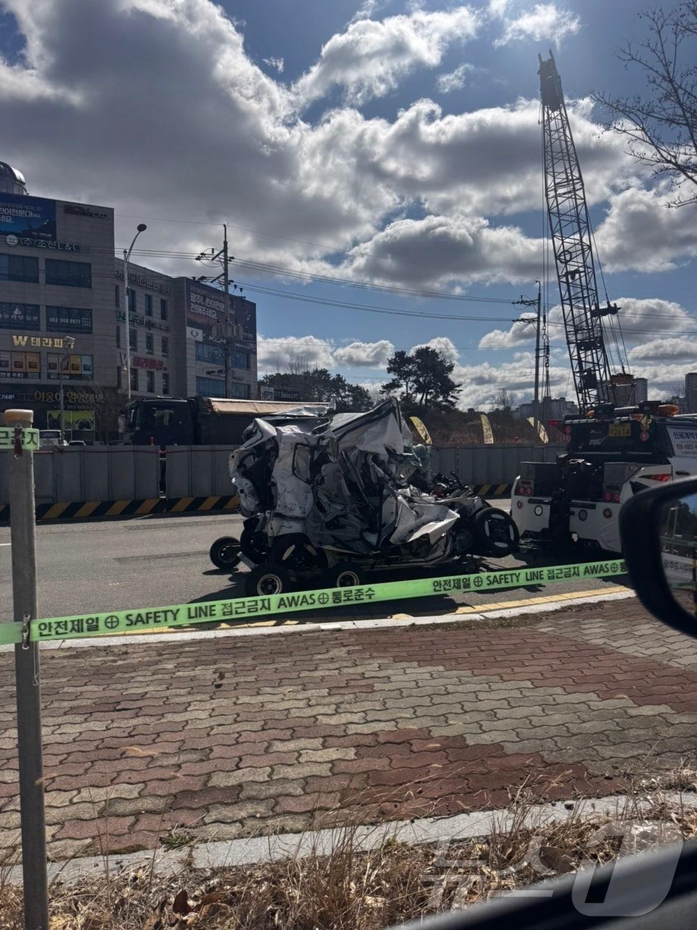 본문 이미지 - 3일 오전 11시 15분쯤 광주 광산구 도천동 한 도로에서 70대 A 씨가 몰던 승용차가 역주행 하면서 마주오던 경차와 1톤 화물차를 충격했다. 사진은 사고가 난 경차의 모습. (독자제공. 재판매 및 DB 금지) 