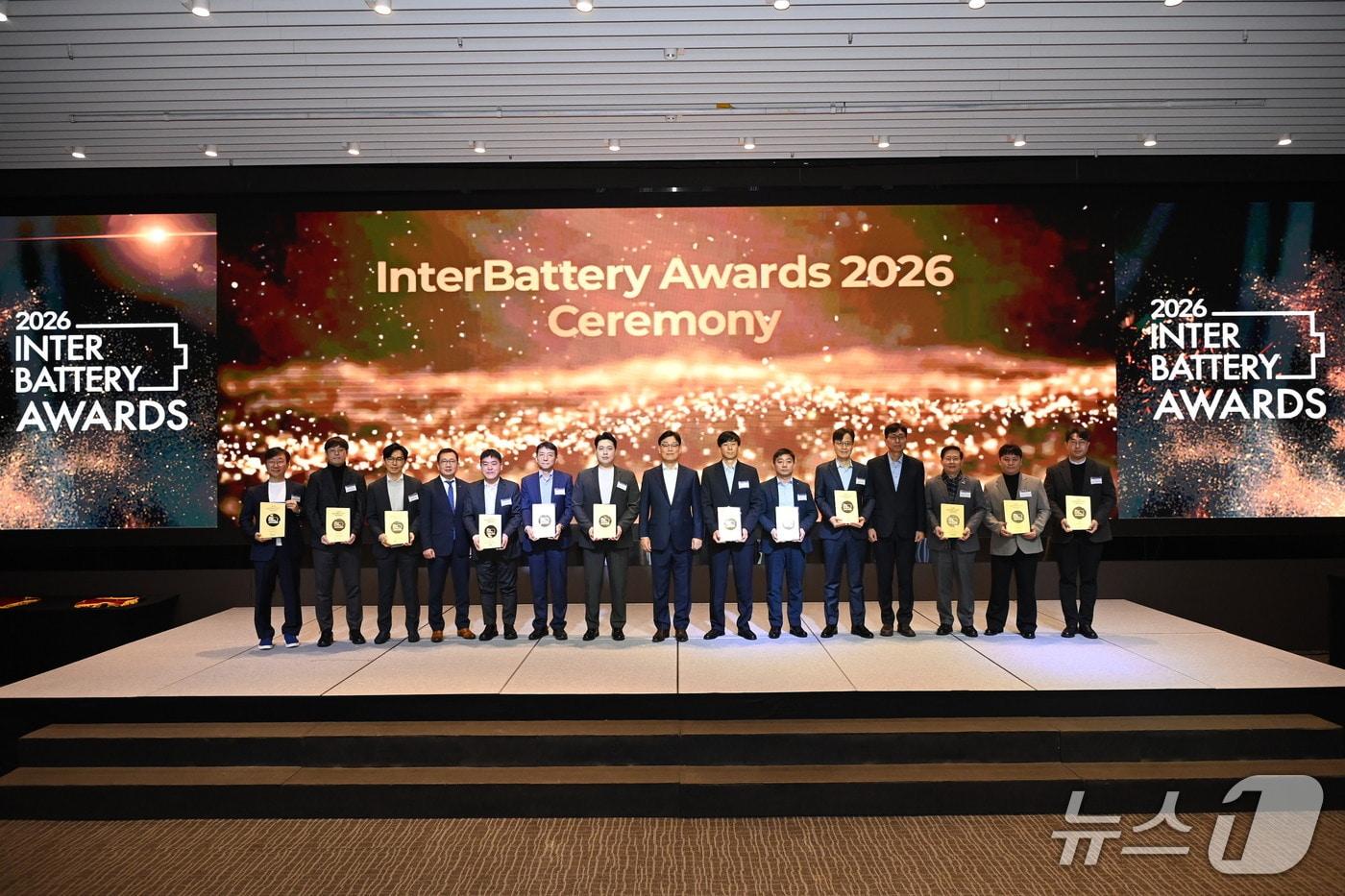 본문 이미지 - 3일 오전 여의도 글래드호텔에서 열린 인터배터리 어워즈 2026을 수상한 기업들 기념사진. 왼쪽부터 솔룸신소재 정효태 대표이사, LG에너지솔루션 김기웅 상무, LG화학 곽민한 상무, 코엑스 조상현 사장, 삼성SDI 변상원 상무, 에코앤드림 김태민 CTO, 럼플리어 신현진 연구소장, 한국배터리산업협회 박태성 상근부회장, 티더블유 안종식 전무이사,  LEAD Intelligent Equipment 박경봉 총괄이사, SK온 이승노 상무, 성영은 위원장, 자비스 김형철 대표이사, 에프디씨 박정수 연구소장, 에코프로비엠 공보현 개발담당장.(한국배터리산업협회 제공)
