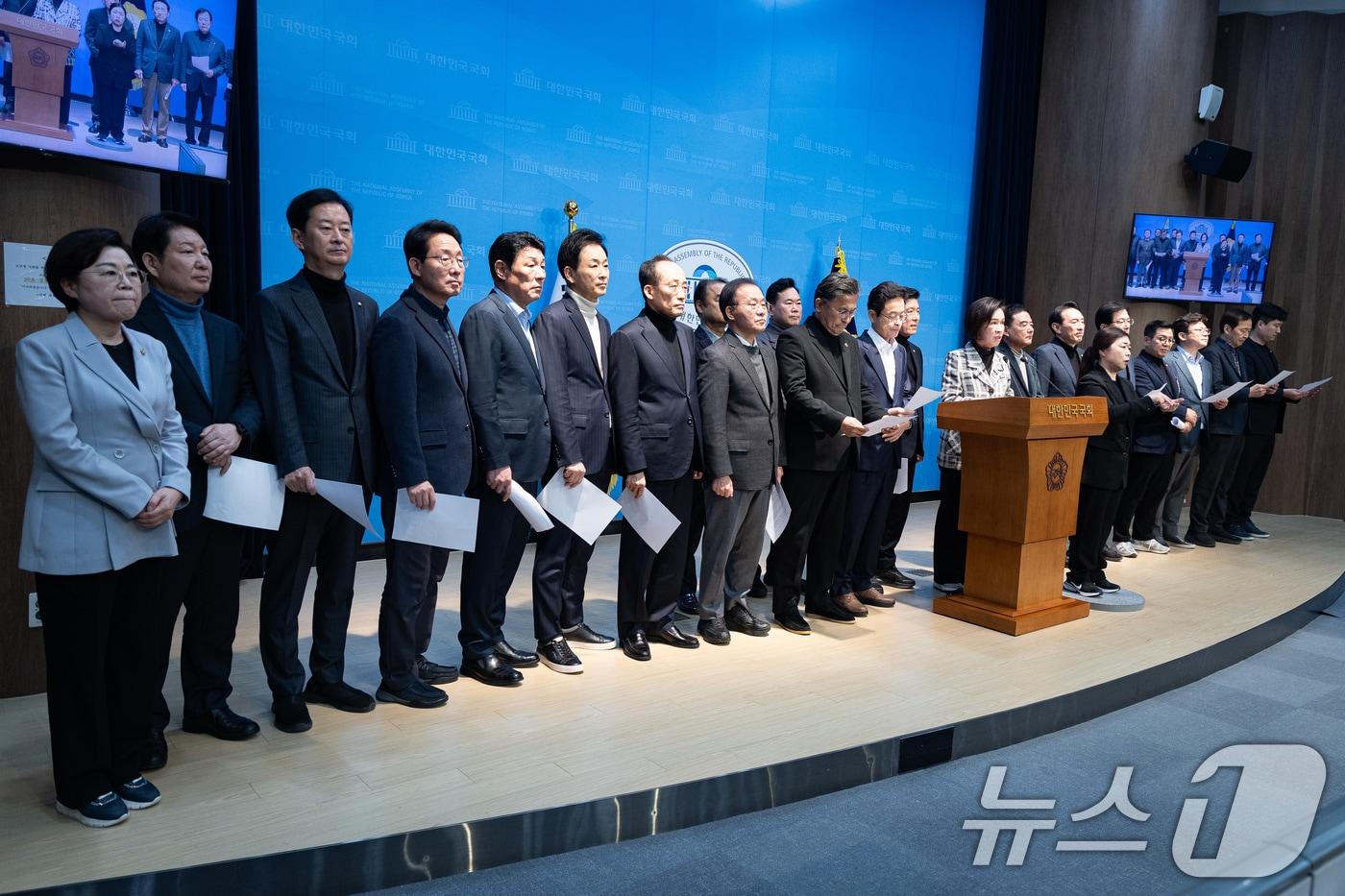 본문 이미지 - 국민의힘 대구·경북 지역 국회의원 및 이철우 경북도지사와 이만규 대구시의회 의장, 박성만 경북도의회 의장 등 참석자들이 3일 서울 여의도 국회 소통관에서 ‘대구·경북 행정통합법’의 신속한 처리를 촉구하는 기자회견을 하고 있다. 2026.3.3 ⓒ 뉴스1 유승관 기자