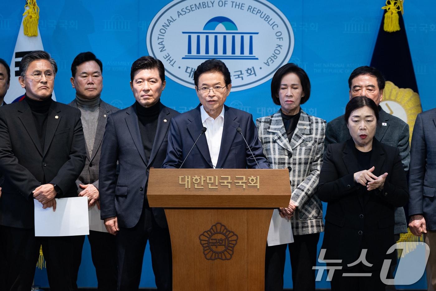 본문 이미지 - 경북도는 14일 국회 법제사법위원회에 계류 중인 '대구경북 행정통합 특별법'의 안정적 논의를 위해 보완과제 연구용역에 착수했다./뉴스1