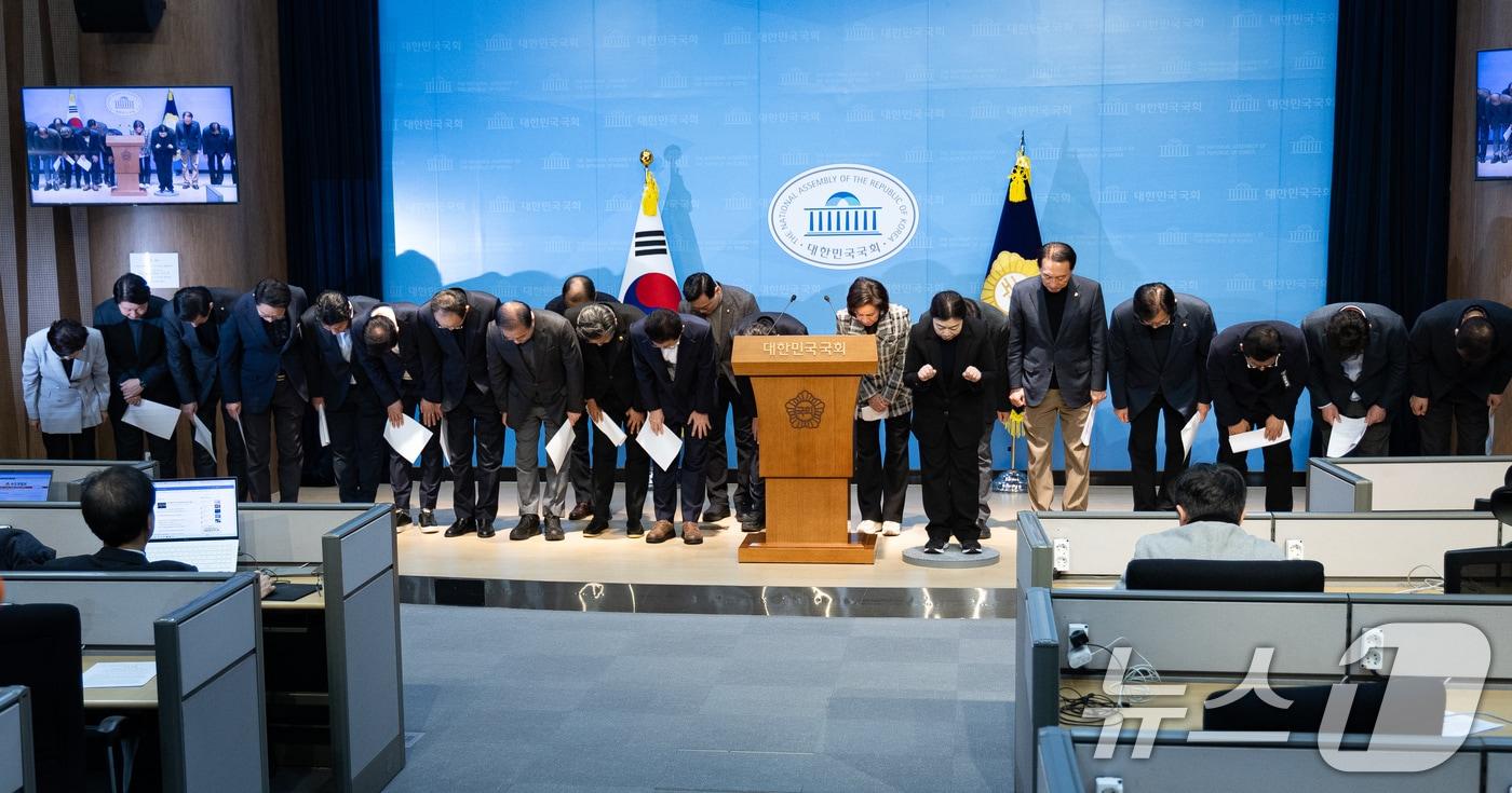 본문 이미지 - 국민의힘 대구·경북 지역 국회의원 및 이철우 경북도지사와 이만규 대구시의회 의장, 박성만 경북도의회 의장 등 참석자들이 3일 서울 여의도 국회 소통관에서 ‘대구·경북 행정통합법’의 신속한 처리를 촉구하는 기자회견을 마친 후 고개 숙여 인사하고 있다. 2026.3.3 ⓒ 뉴스1 유승관 기자