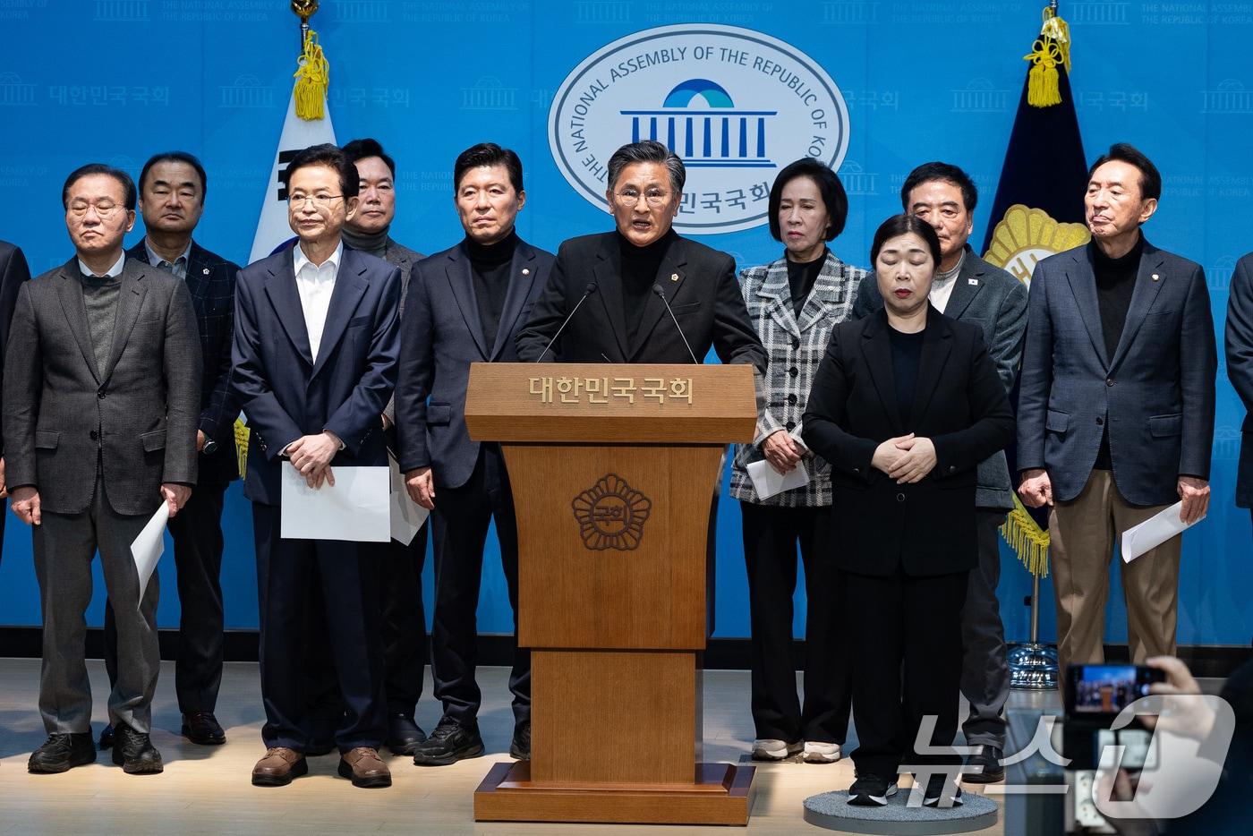 본문 이미지 - 박성만 경북도의회 의장과 국민의힘 대구·경북 지역 국회의원 및 이철우 경북도지사, 이만규 대구시의회 의장 등 참석자들이 3일 서울 여의도 국회 소통관에서 ‘대구·경북 행정통합법’의 신속한 처리를 촉구하는 기자회견을 하고 있다. ⓒ 뉴스1 유승관 기자