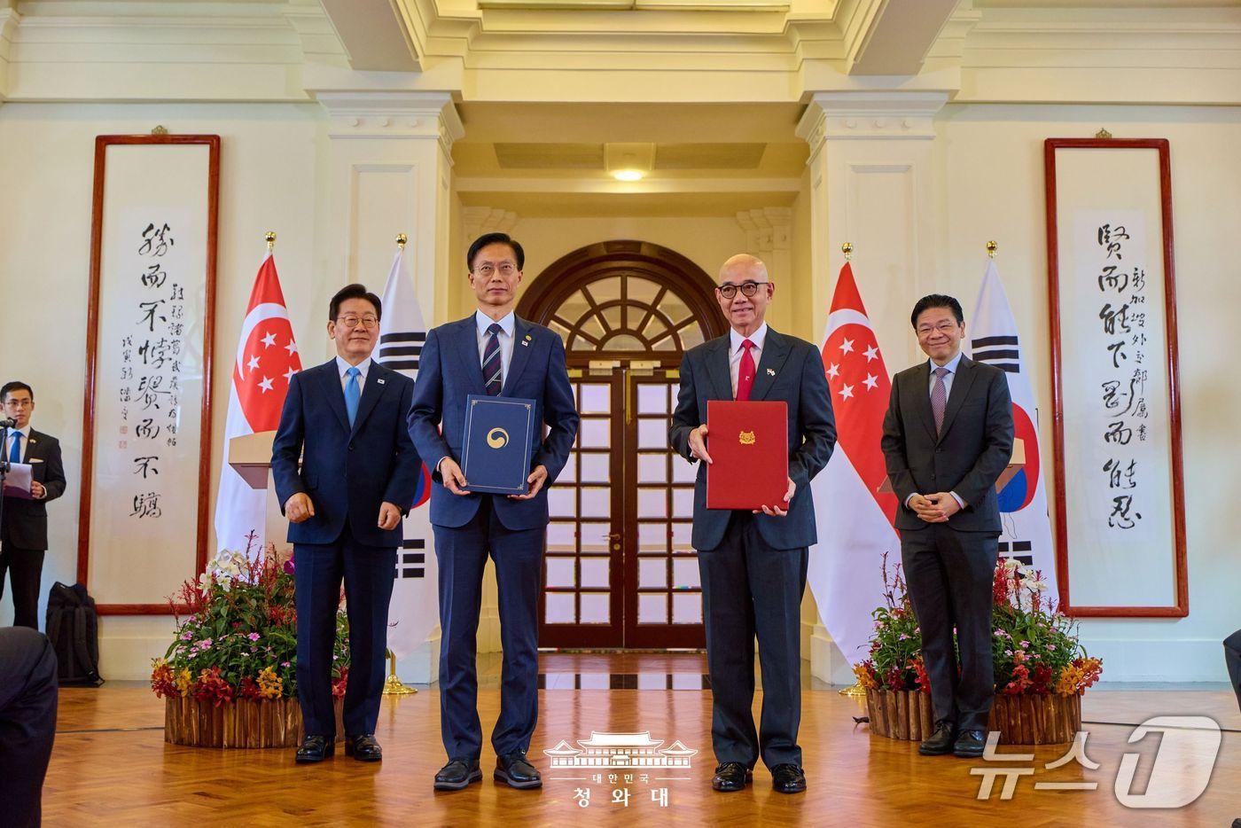 본문 이미지 - 김용선 지식재산처장(왼쪽 2번째)과 니키 탄 싱가포르 지식재산청 이사회 의장(왼쪽 3번째)이 이재명 대통령(맨 왼쪽)과 로런스 웡 싱가포르 총리가 임석한 가운데 ‘지식재산 강화 협력에 관한 양해각서(MOU)’를 교환하고 있다.(청와대 제공.재판매 및 DB금지)/뉴스1 