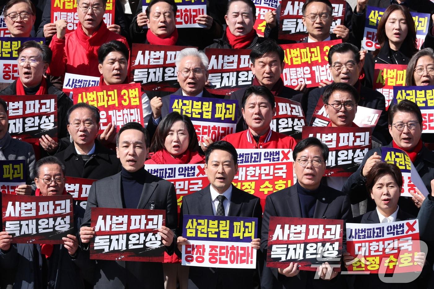 본문 이미지 - 장동혁 국민의힘 대표가 3일 서울 여의도 국회 본관 앞에서 열린 사법독립 헌정수호를 위한 대국민 호소 국민대장정 규탄대회에서 구호를 외치고 있다. 2026.3.3 ⓒ 뉴스1 신웅수 기자