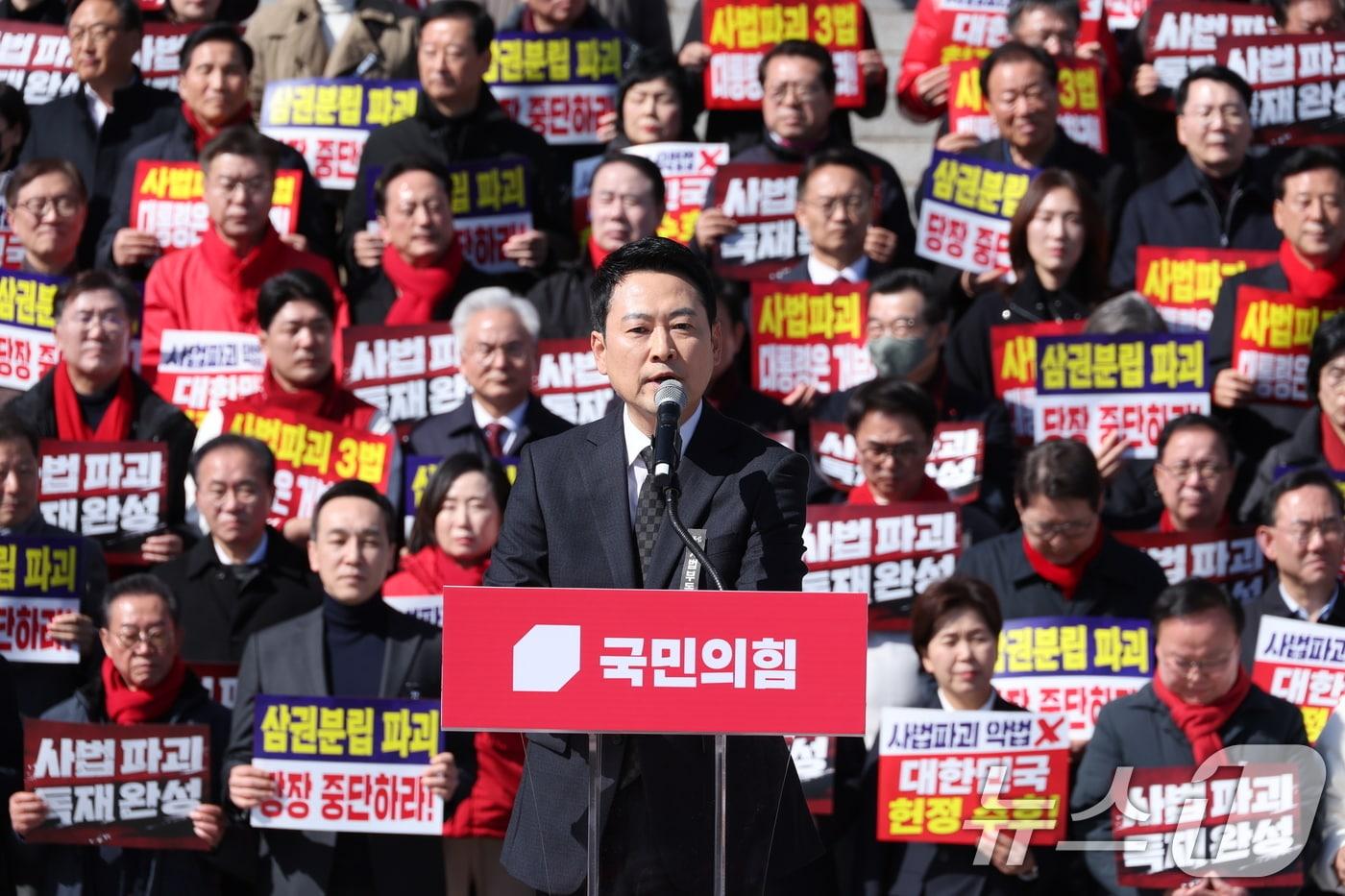 본문 이미지 - 장동혁 국민의힘 대표가 3일 서울 여의도 국회 본관 앞에서 열린 사법독립 헌정수호를 위한 대국민 호소 국민대장정 규탄대회에서 발언하고 있다. 2026.3.3 ⓒ 뉴스1 신웅수 기자