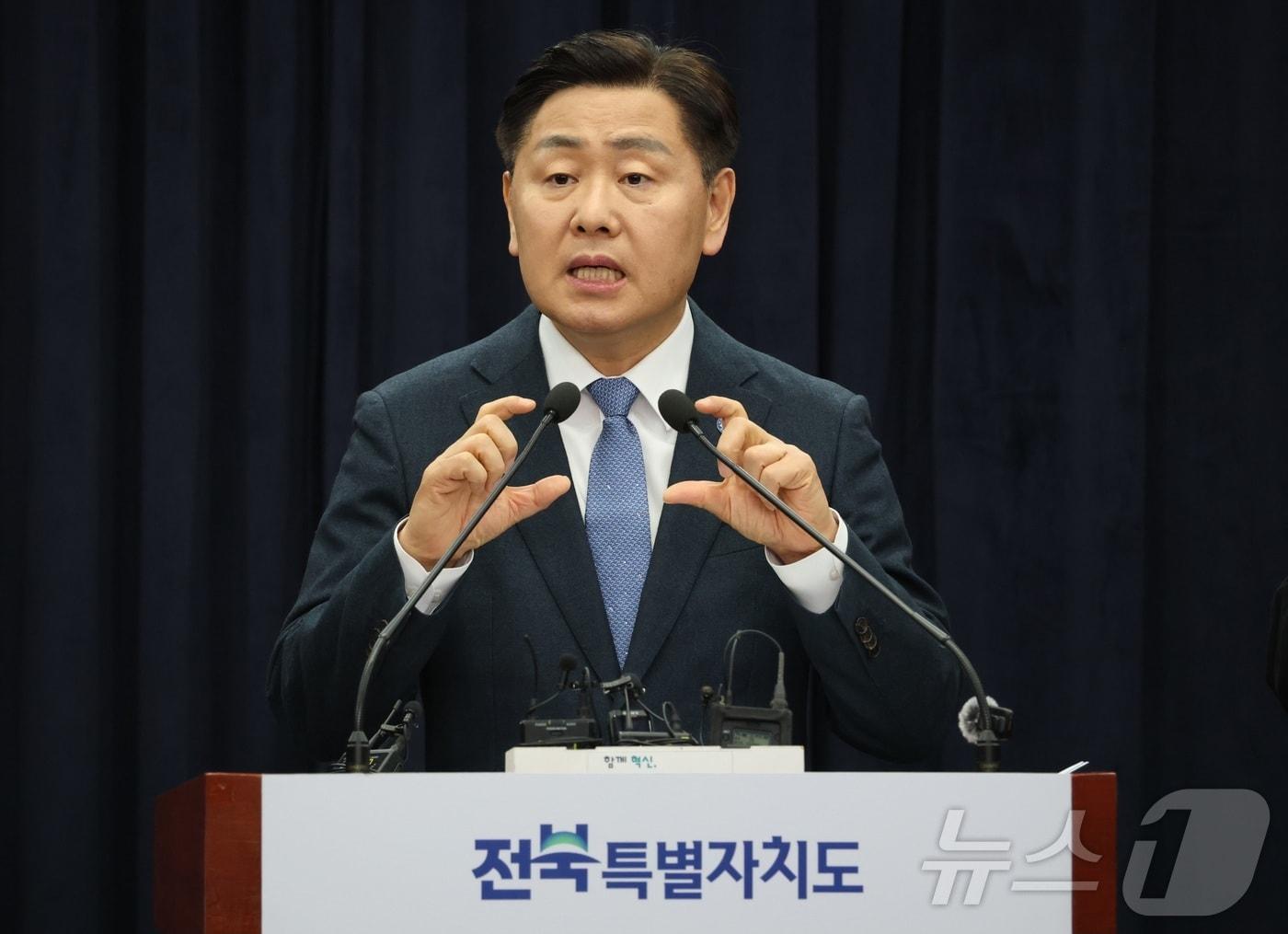 본문 이미지 - 김관영 전북특별자치도지사가 3일 전북 전주시 전북특별자치도청에서 방산산업 관련 기자회견을 열고 질의에 답변을 하고 있다. ⓒ 뉴스1 유경석 기자