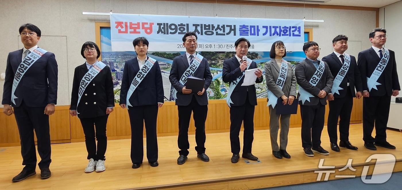 본문 이미지 - 진보당 진주시위원회 예비후보자들이 3일 진주시청에서 6.3 지방선거 출마를 선언하고 있다. 2026.3.3/뉴스1 한송학기자