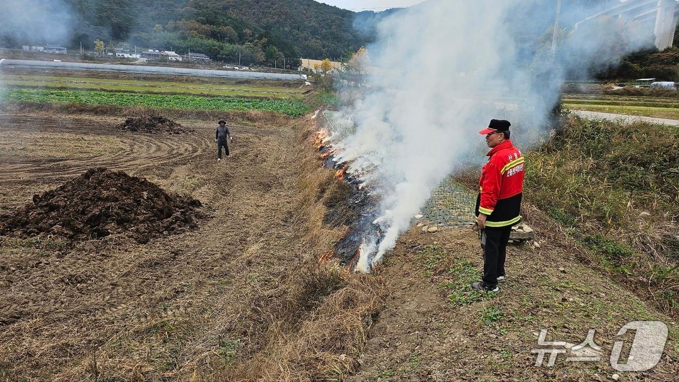 본문 이미지 - 산불감시원이 소각 행위를 단속하고 있다. (산림청 제공.재판매 및 DB금지)/뉴스1