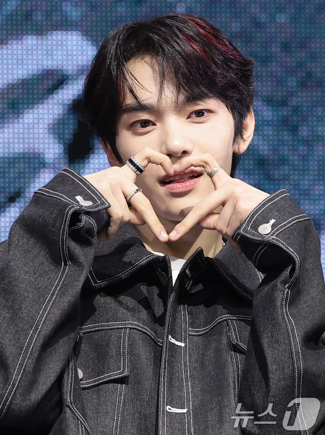 본문 이미지 - TUNEXX(튜넥스) 동규가 3일 서울 광진구 예스24라이브홀에서 가진 첫 번째 미니앨범 ‘SET BY US ONLY(셋 바이 어스 온리)’ 쇼케이스에서 포즈를 취하고 있다. 2026.3.3 ⓒ 뉴스1 권현진 기자