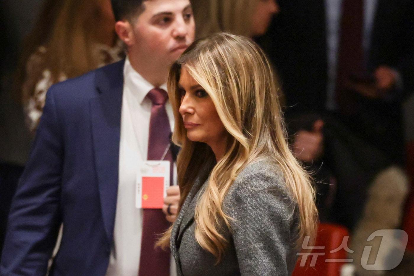 본문 이미지 - 도널드 트럼프 미국 대통령 부인 멜라니아 여사가 2일(현지시간) 미국 뉴욕 유엔(UN) 본부에서 열린 유엔 안전보장이사회 회의를 주재하기 위해 참석한 모습. 2026.03.02. ⓒ 로이터=뉴스1