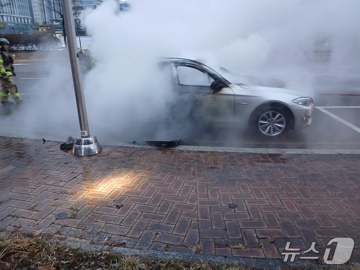 본문 이미지 - 3일 오전 7시 1분 인천시 송도국제도시 길병원 근처 도로에서 달리던 BMW차량에서 화재가 발생했다.(인천소방본부 제공. 재배포 및 DB금지)2026.3.3./뉴스1