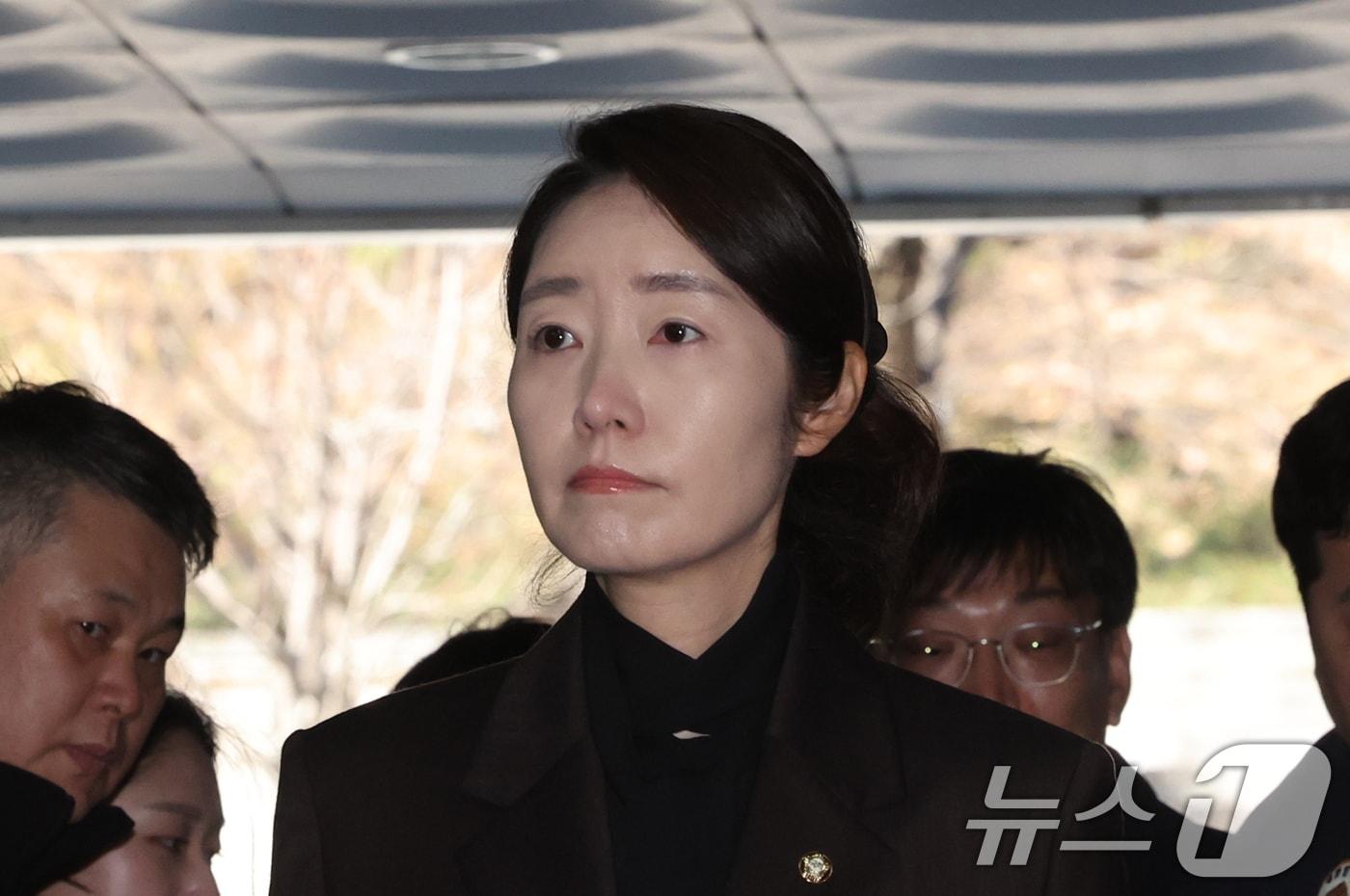 본문 이미지 - '1억 공천헌금' 의혹을 받는 강선우 무소속 의원이 3일 서울 서초구 중앙지법에서 열린 구속 전 피의자 심문에 출석하고 있다. 2026.3.3 ⓒ 뉴스1 박지혜 기자