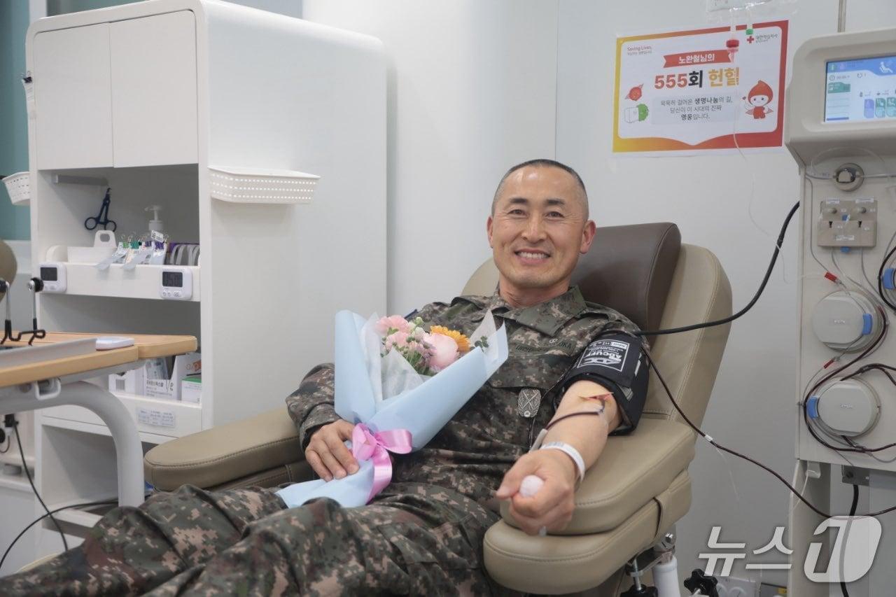 본문 이미지 - 헌혈 555회 달성한 노완철 씨.(대한적십자사 충북혈액원 제공. 재판매 및 DB금지)