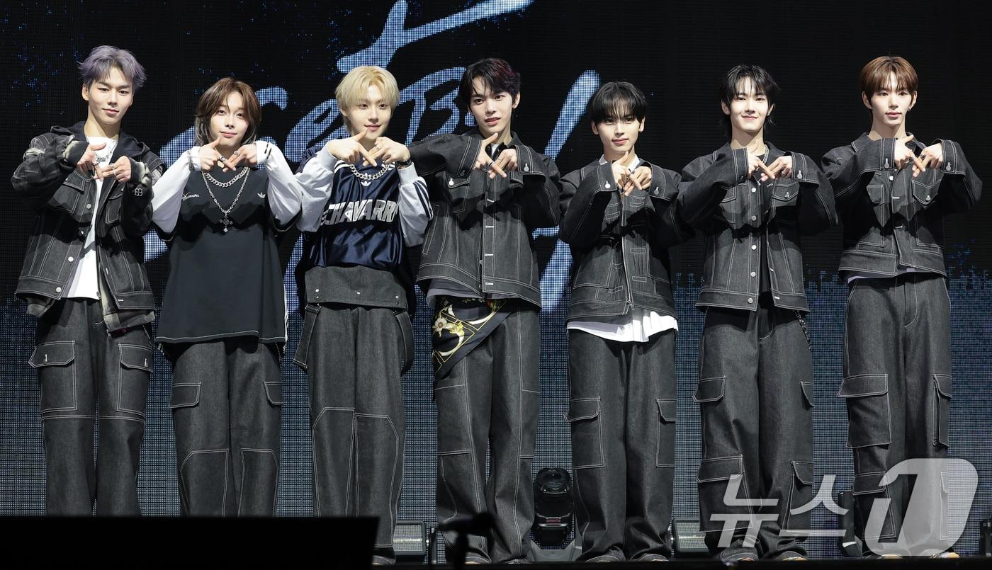 본문 이미지 - TUNEXX(튜넥스) 제온(왼쪽부터)과 타이라, 시환, 인후, 아틱, 성준이 3일 서울 광진구 예스24라이브홀에서 가진 첫 번째 미니앨범 ‘SET BY US ONLY(셋 바이 어스 온리)’ 쇼케이스에서 포즈를 취하고 있다. 2026.3.3 ⓒ 뉴스1 권현진 기자