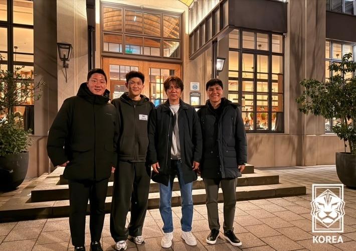 본문 이미지 - 독일에서 김민재(왼쪽에서 두 번째)와 만난 대표팀 코칭스태프. (KFA 제공)