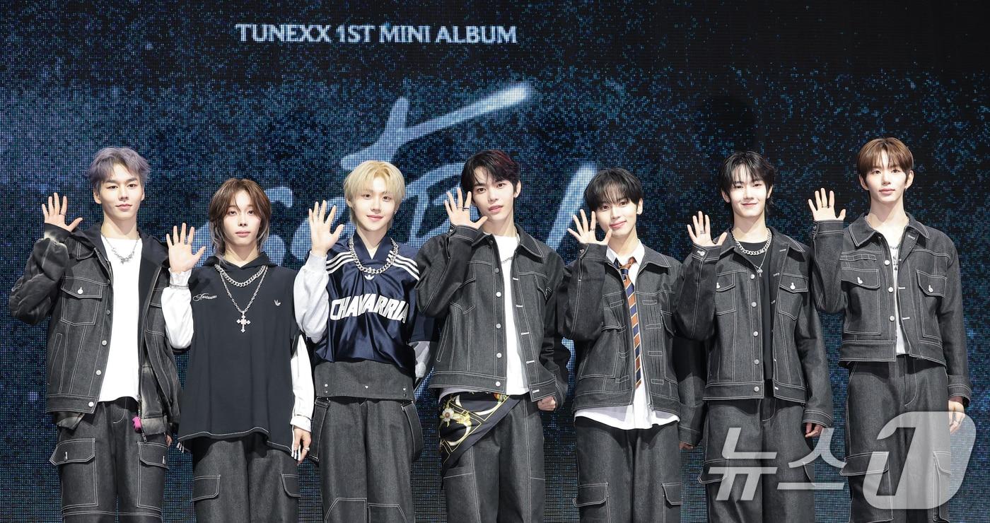 본문 이미지 - TUNEXX(튜넥스) 제온(왼쪽부터)과 타이라, 시환, 인후, 아틱, 성준이 3일 서울 광진구 예스24라이브홀에서 가진 첫 번째 미니앨범 ‘SET BY US ONLY(셋 바이 어스 온리)’ 쇼케이스에서 포즈를 취하고 있다. 2026.3.3 ⓒ 뉴스1 권현진 기자