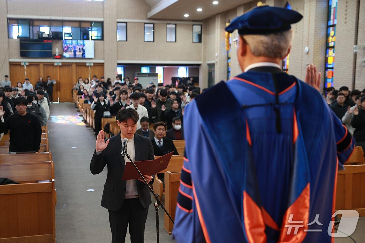 본문 이미지 - 목원대는 3일 대학 채플에서 2026학년도 신입생 입학식을 진행했다.(목원대 제공.재판매 및 DB금지)/뉴스1