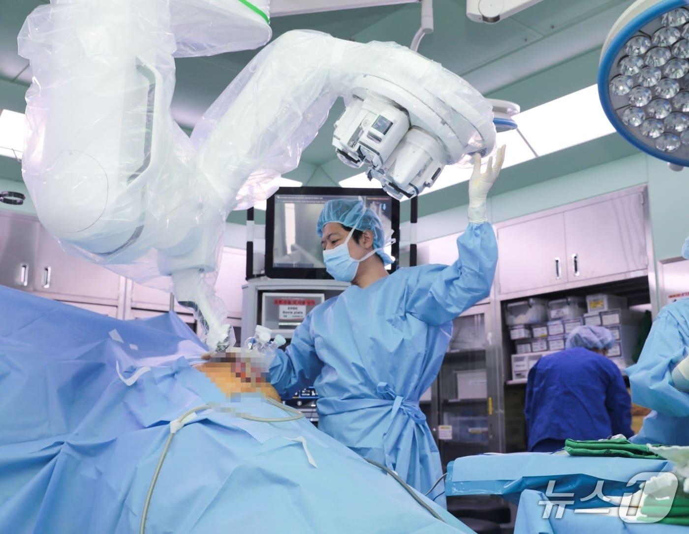 본문 이미지 - 한림대학교동탄성심병원은 이정민 외과 교수가 지난달 13일 다빈치 SP(Single Port·단일공) 담낭절제술 개인 500건을 달성했다고 3일 밝혔다. 이는 지난 2022년 4월 첫 단일공 로봇수술을 시작한 이래 단기간에 이뤄낸 성과다.(한림대학교동탄성심병원 제공)